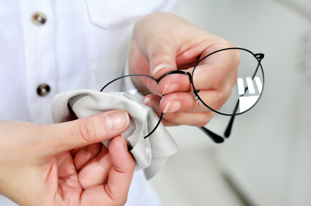 Cleaning eyeglasses with Microfibre Cloth.
